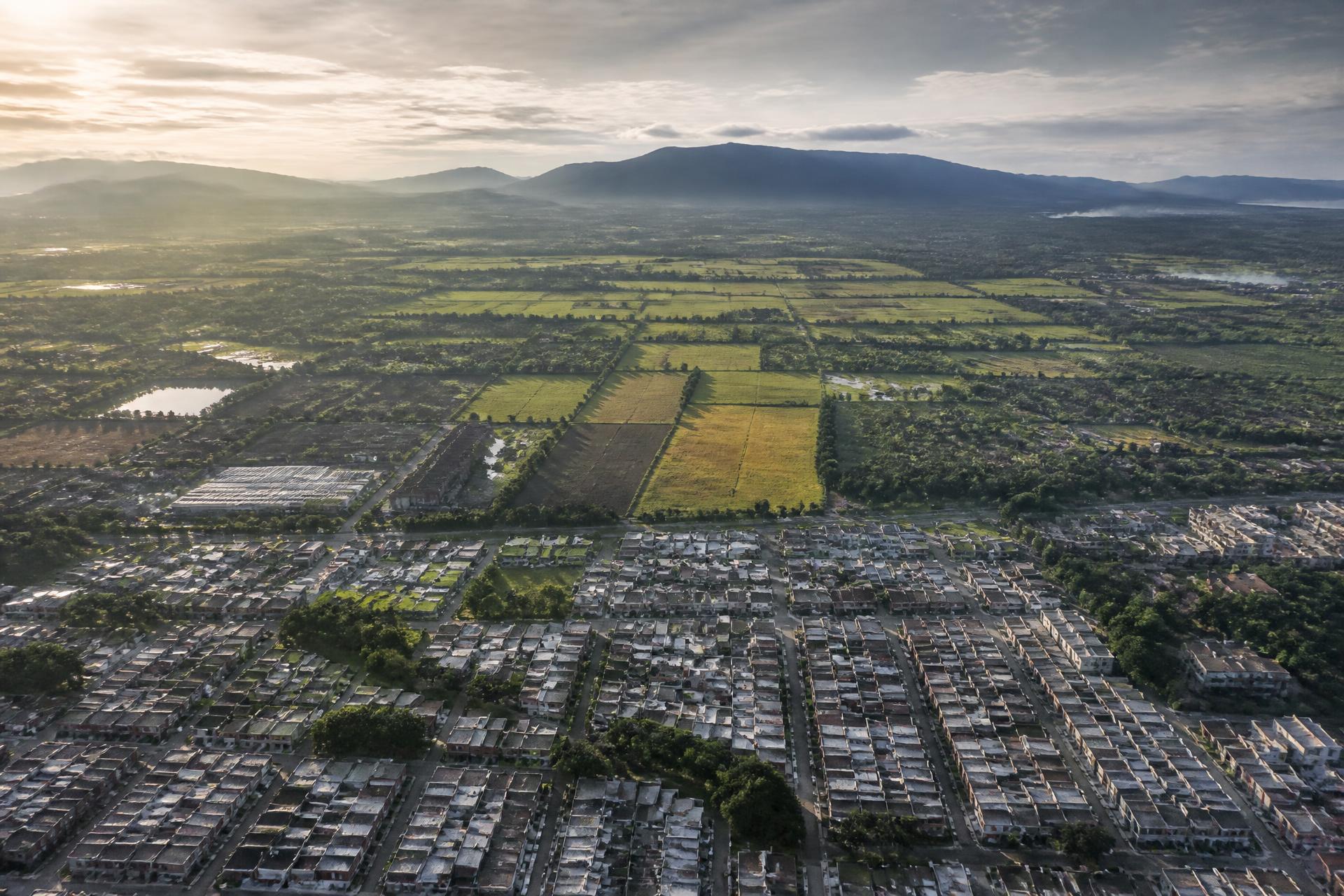 Vista aérea de suelo urbano y rural con división de predios